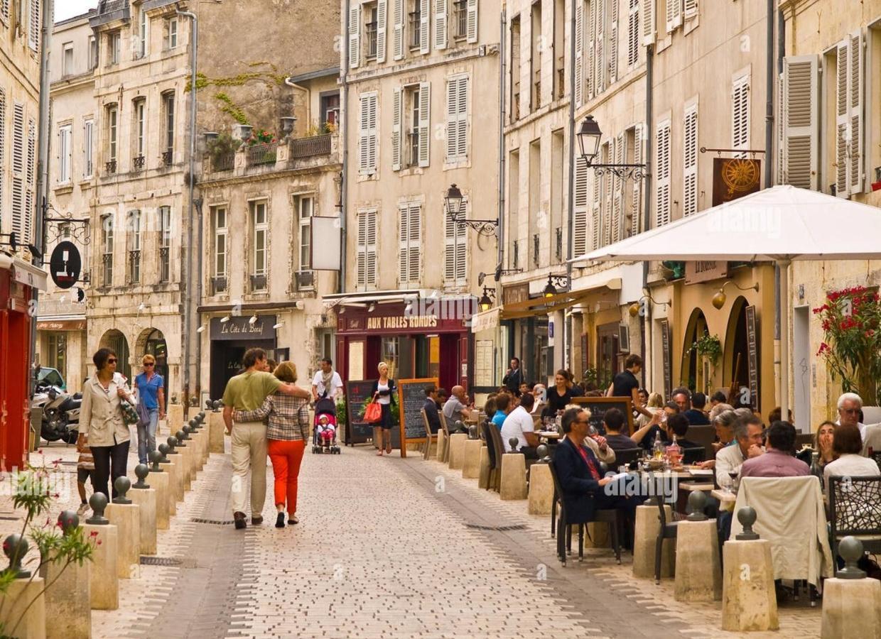 Charmant Cocon Iode Cosy Equipe, Baigne De Lumiere, Situe Au Coeur De La Rochelle A 1Min A Pied Du Marche Central Avec Tv Et Wifi Экстерьер фото